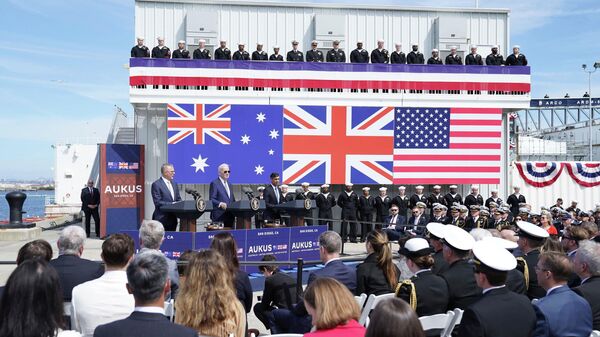 Da esquerda à direita, Anthony Albanese, primeiro-ministro da Austrália, Joe Biden, presidente dos EUA, e Rishi Sunak, primeiro-ministro do Reino Unido, fazem entrevista coletiva no âmbito do pacto de segurança AUKUS, na base naval de Point Loma, em San Diego, Califórnia, EUA, 13 de março de 2023 - Sputnik Brasil