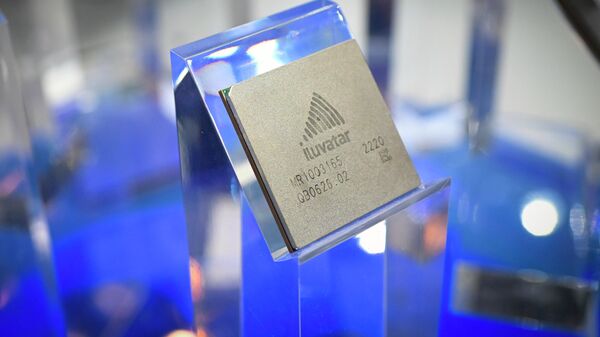 Um chip ILuvatar CoreX Semiconductor durante a Conferência Mundial de Inteligência Artificial (WAIC, na sigla em inglês) em Xangai, 6 de julho de 2023 - Sputnik Brasil