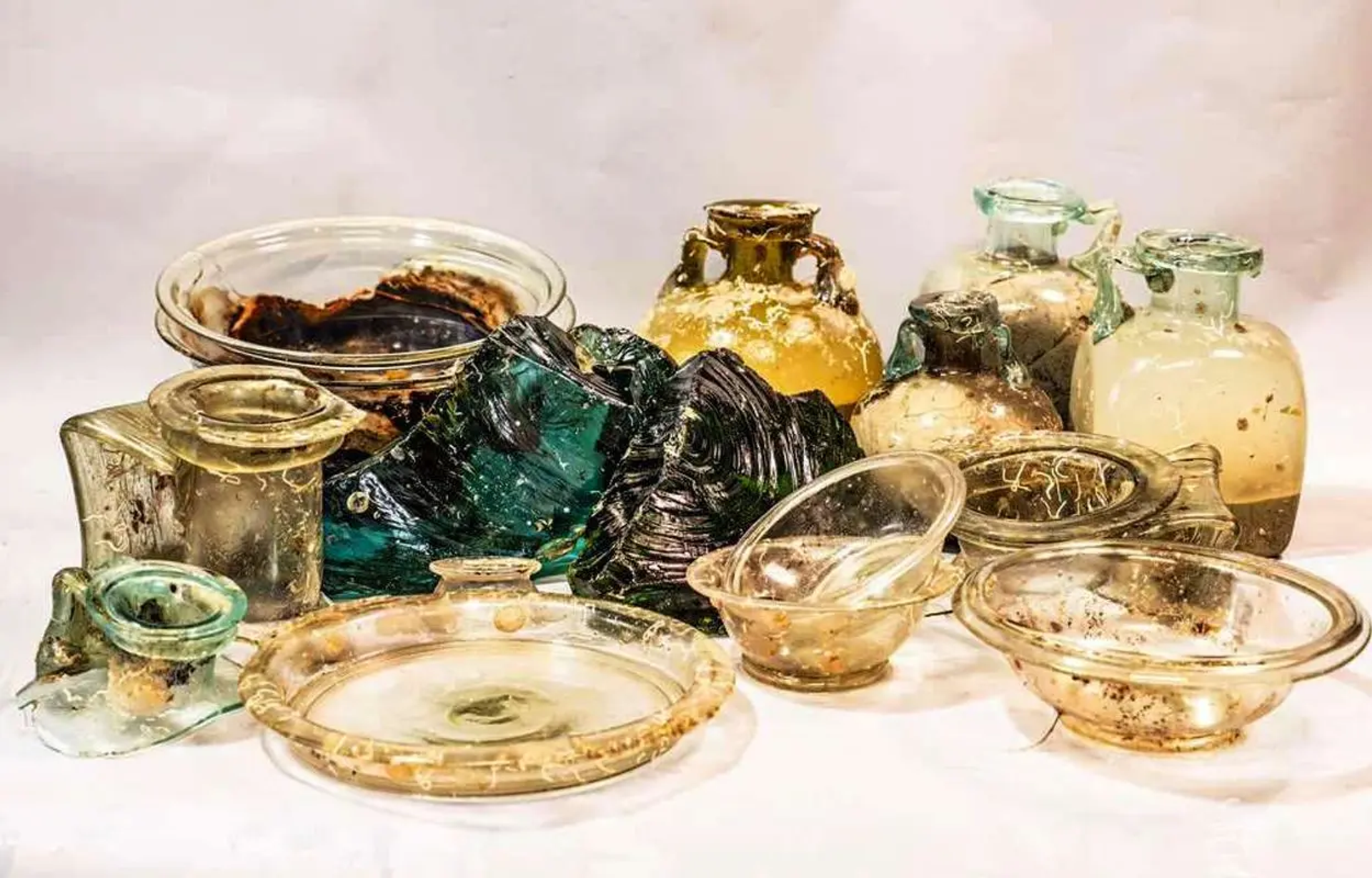 Arqueólogos subaquáticos recuperaram objetos de vidro ornamentados durante as escavações do naufrágio do Capo Corso 2 - Sputnik Brasil, 1920, 23.07.2023