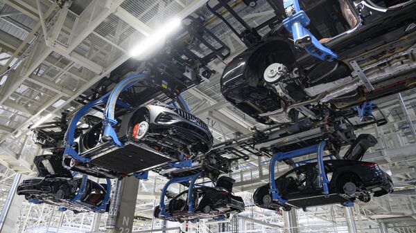 Os automóveis de passageiros Mercedes-Benz EQS e Classe-S são transportados automaticamente para a próxima etapa de produção na Fábrica 56, uma linha de montagem totalmente digitalizada, na fábrica da Mercedes-Benz em Sindelfingen, sudoeste da Alemanha, 13 de fevereiro de 2023 - Sputnik Brasil