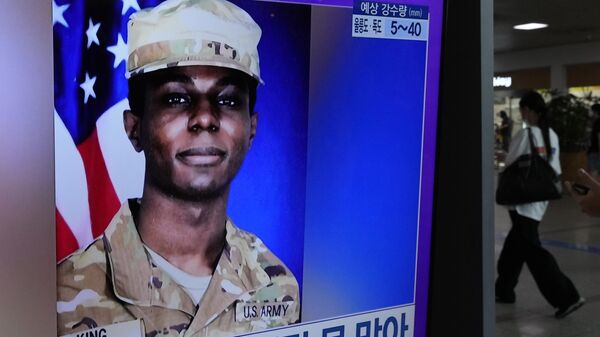 Tela televisiva mostra imagem de arquivo do soldado americano Travis King durante noticiário na Estação Ferroviária de Seul, Seul, Coreia do Sul, 24 de julho de 2023 - Sputnik Brasil