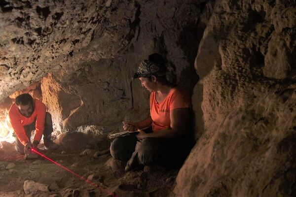 Ouria Amichai e Hagay Hamer, do Levantamento do Deserto da Judeia, exploram uma caverna perto de Ein Gedi - Sputnik Brasil