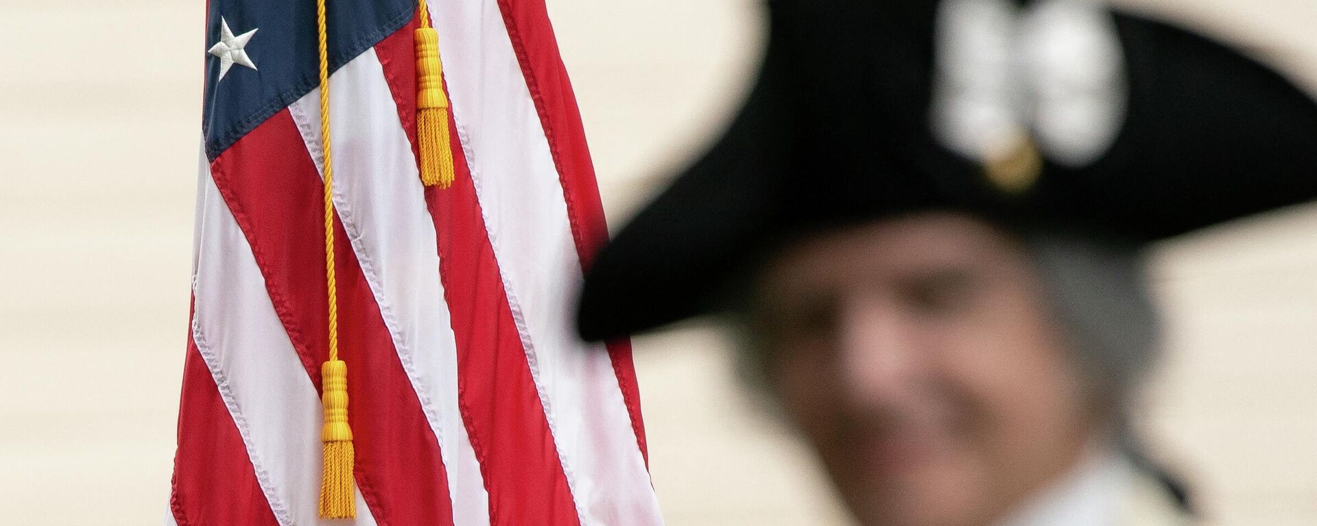 Bandeira norte-americana em frente de um ator que representando George Washington, estado da Virgínia, 3 de julho de 2023 - Sputnik Brasil, 1920, 26.07.2023