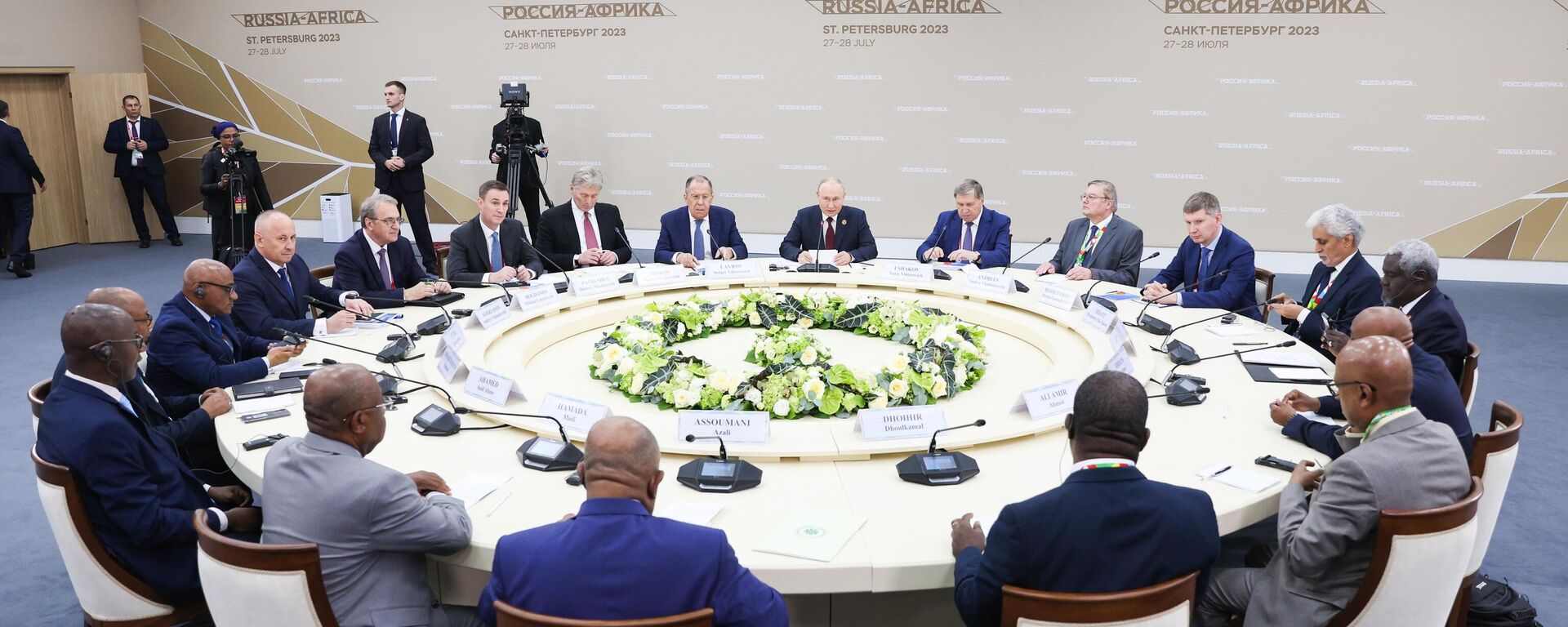 O presidente russo, Vladimir Putin, durante a uma reunião com o presidente da União Africana e da União das Comores, Azali Assoumani, e o presidente da Comissão da União Africana, Moussa Faki Mahamat - Sputnik Brasil, 1920, 27.07.2023