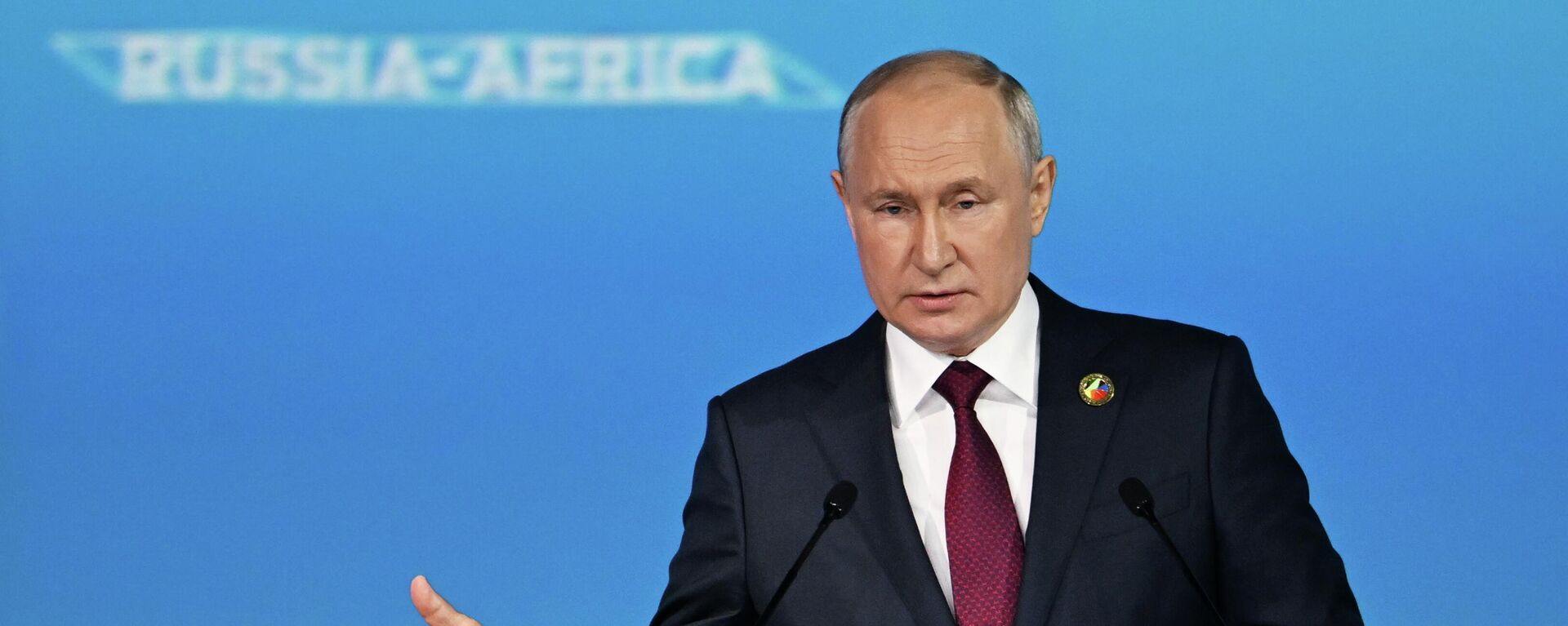 O presidente russo Vladimir Putin fala na sessão plenária da Segunda Cúpula e do Fórum Econômico e Humanitário Rússia-África - Sputnik Brasil, 1920, 27.07.2023