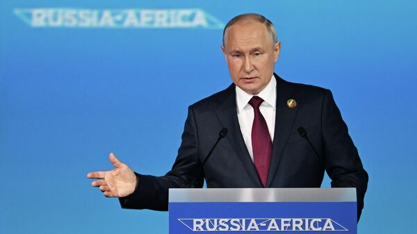 O presidente russo Vladimir Putin fala na sessão plenária da Segunda Cúpula e do Fórum Econômico e Humanitário Rússia-África - Sputnik Brasil