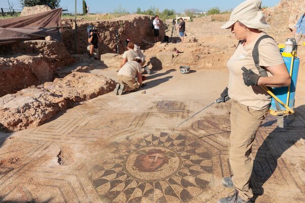 Arqueólogos limpam um fragmento de um mosaico romano com a cabeça da Medusa encontrada na zona arqueológica de La Huerta de Otero - Sputnik Brasil