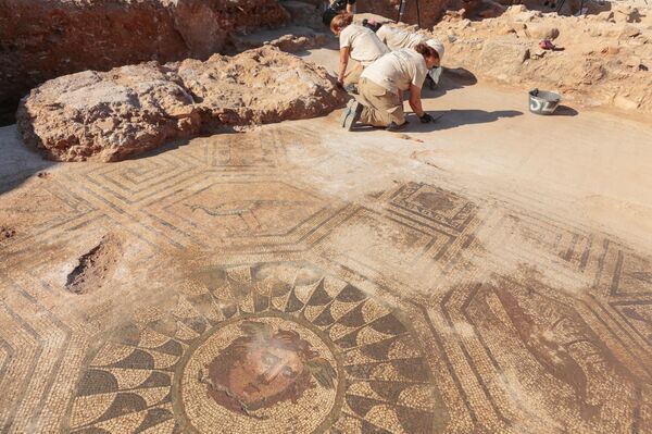 Arqueólogos estão limpando um mosaico romano na zona arqueológica de La Huerta de Otero - Sputnik Brasil