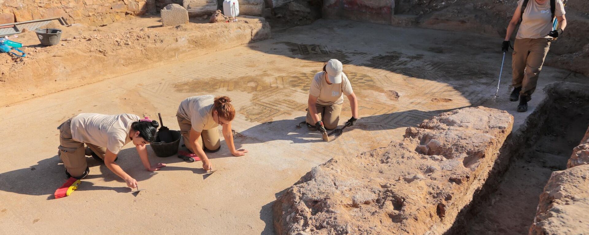 Arqueólogos estão limpando um mosaico romano na zona arqueológica de La Huerta de Otero - Sputnik Brasil, 1920, 27.07.2023