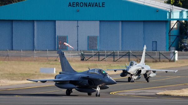 Caças Dassault Rafale da Força Aérea da França da operação ultramarina Pegase se preparam para decolar em Noumea, Nova Caledônia, França, 24 de julho de 2023. - Sputnik Brasil