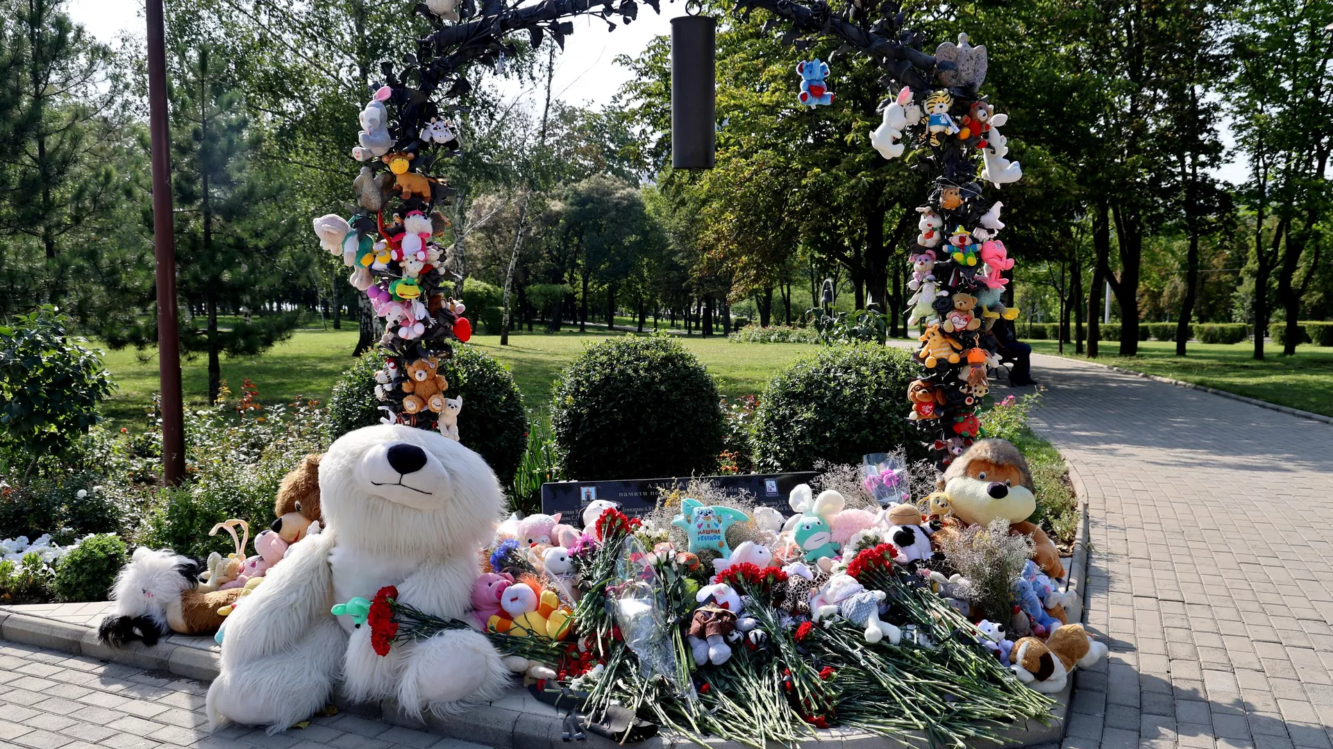 Flores e brinquedos de pelúcia no memorial em memória das crianças mortas devido a bombardeios das Forças Armadas da Ucrânia em Donetsk, foto publicada em 27 de julho de 2023 - Sputnik Brasil, 1920, 27.07.2023