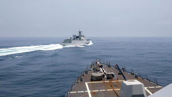 USS Chung-Hoon, destróier dos EUA, observa navio da Marinha da China no estreito de Taiwan, 3 de junho de 2023 - Sputnik Brasil