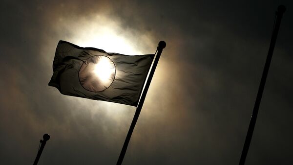 A bandeira japonesa tremula sobre a ilha durante o 60º aniversário da Batalha de Iwo JIma em Iwo Jima, Japão, 12 de março de 2005 - Sputnik Brasil