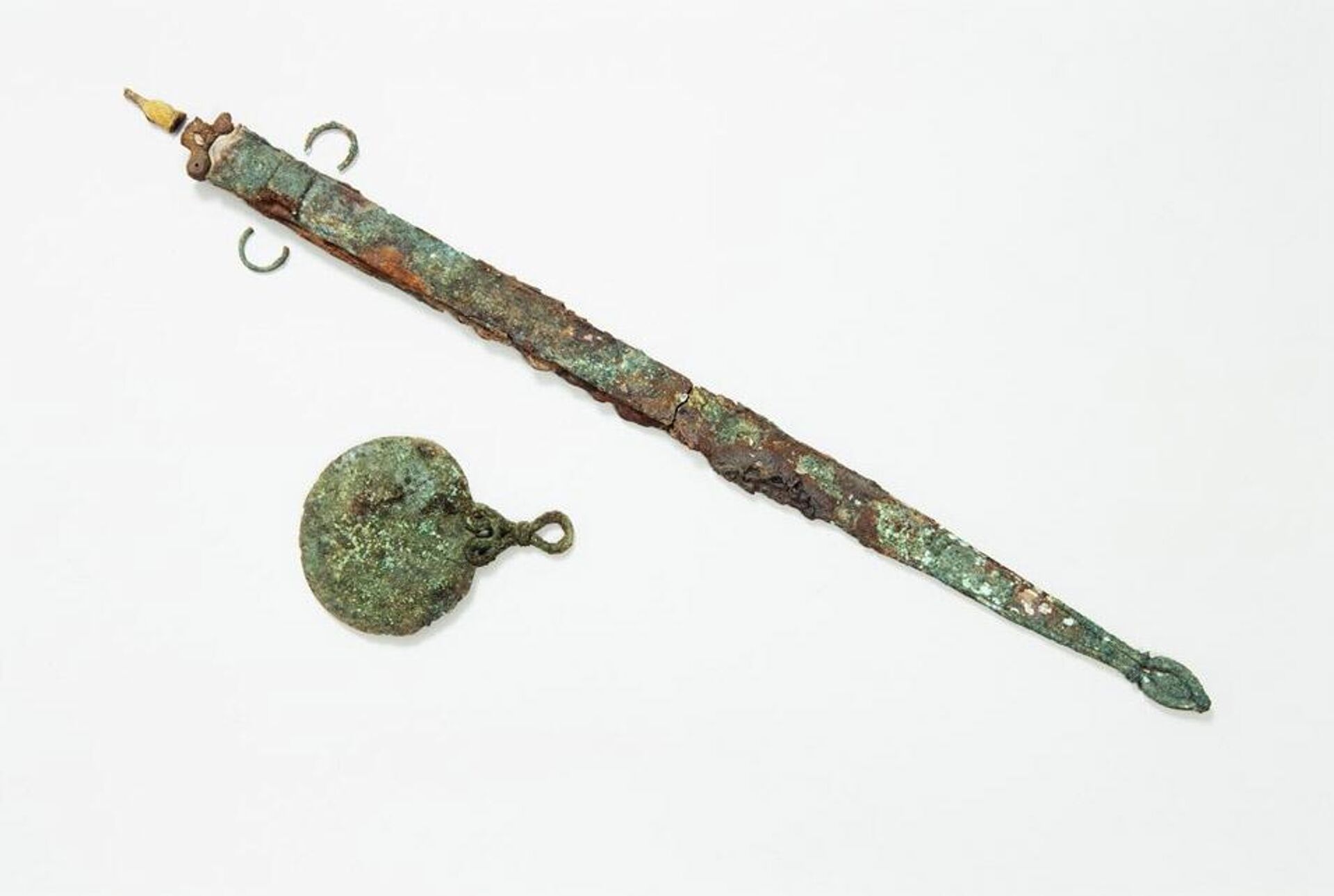 Espada e espelho da Idade do Ferro descobertos em um túmulo de 2.000 anos na ilha britânica de Bryher - Sputnik Brasil, 1920, 28.07.2023