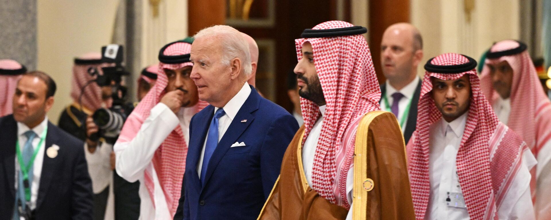 O presidente dos EUA, Joe Biden (à esquerda), e o príncipe herdeiro saudita, Mohammed bin Salman (à direita), chegam para a foto de família durante a Cúpula de Segurança e Desenvolvimento de Jeddah (GCC+3) em um hotel na cidade costeira de Jeddah, no Mar Vermelho, na Arábia Saudita, em 16 de julho de 2022 - Sputnik Brasil, 1920, 28.07.2023