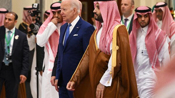 O presidente dos EUA, Joe Biden (à esquerda), e o príncipe herdeiro saudita, Mohammed bin Salman (à direita), chegam para a foto de família durante a Cúpula de Segurança e Desenvolvimento de Jeddah (GCC+3) em um hotel na cidade costeira de Jeddah, no Mar Vermelho, na Arábia Saudita, em 16 de julho de 2022 - Sputnik Brasil
