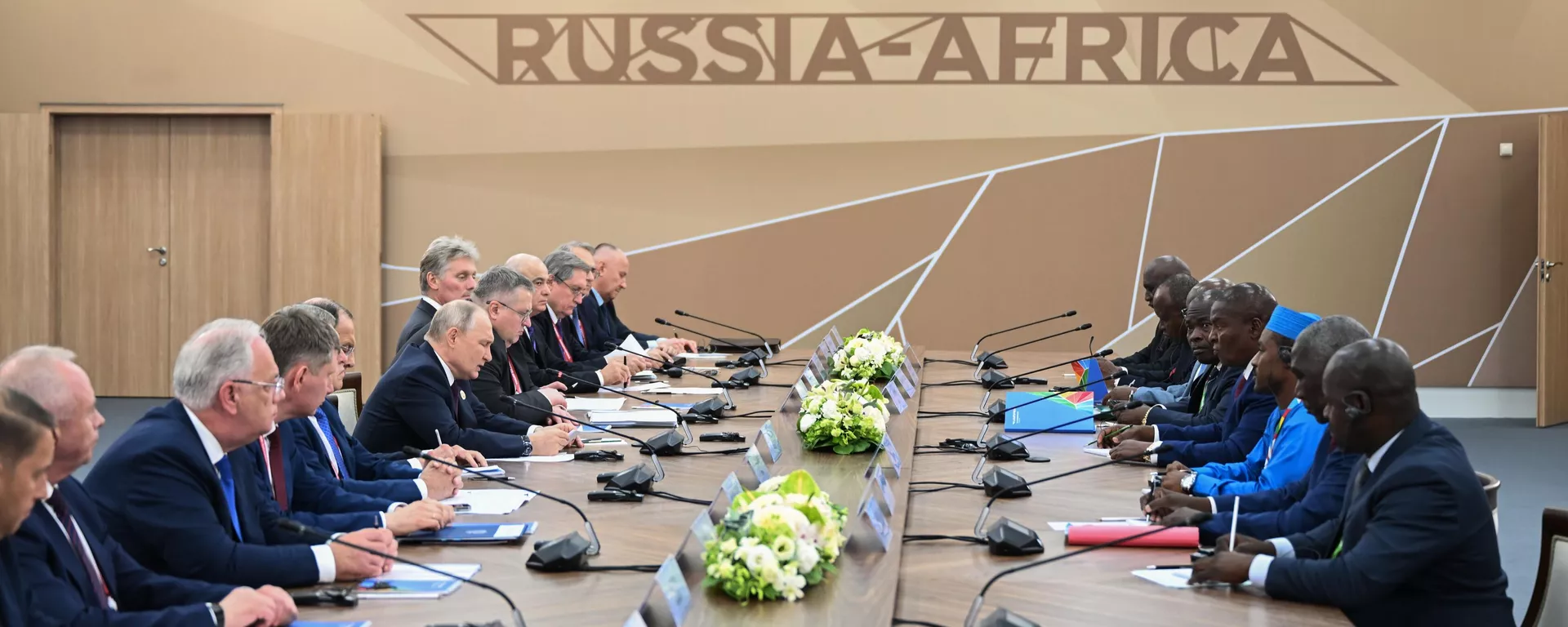 O presidente russo Vladimir Putin e o presidente da República Centro-Africana, Faustin Archange Touadera, participam de uma reunião à margem da 2ª Cúpula Rússia-África e Fórum Econômico e Humanitário no Centro de Congressos e Exposições ExpoForum em São Petersburgo, Rússia, 28 de julho de 2023 - Sputnik Brasil, 1920, 28.07.2023