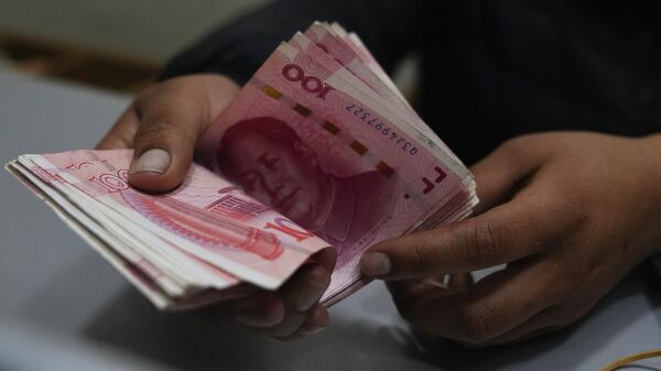 Um funcionário de uma casa de câmbio conta notas de yuan chinês em La Paz, Bolívia, 26 de julho de 2023 - Sputnik Brasil