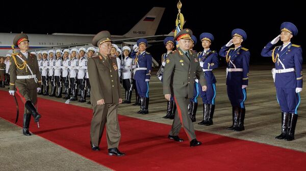 A delegação militar russa chefiada pelo ministro da Defesa da Rússia, Sergei Shoigu, no momento de sua chegada à Coreia do Norte por ocasião das festividades do 70º aniversário do fim da Guerra da Coreia - Sputnik Brasil