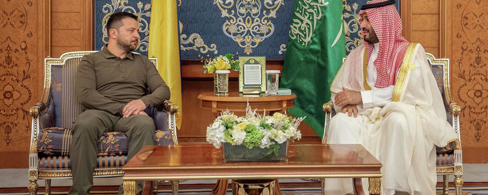 Nesta foto fornecida pela Saudi Press Agency, SPA, o príncipe herdeiro saudita Mohammed bin Salman se encontra com o presidente da Ucrânia, Vladimir Zelensky, durante a cúpula árabe em Jeddah, Arábia Saudita, 19 de maio de 2023 - Sputnik Brasil, 1920, 29.07.2023