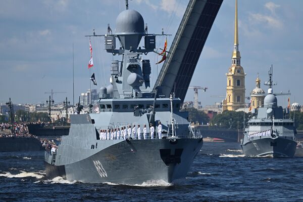 Navio ligeiro de mísseis Uglich do projeto 21631 no desfile naval por ocasião do Dia da Marinha da Rússia em São Petersburgo. - Sputnik Brasil