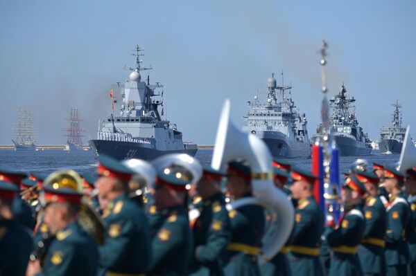 Navios no desfile naval por ocasião ao Dia da Marinha russa no golfo da Finlândia, em Kronstadt. - Sputnik Brasil