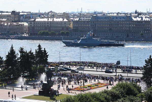 Navio ligeiro de mísseis Sovetsk no desfile naval em São Petersburgo por ocasião ao Dia da Marinha da Rússia. - Sputnik Brasil