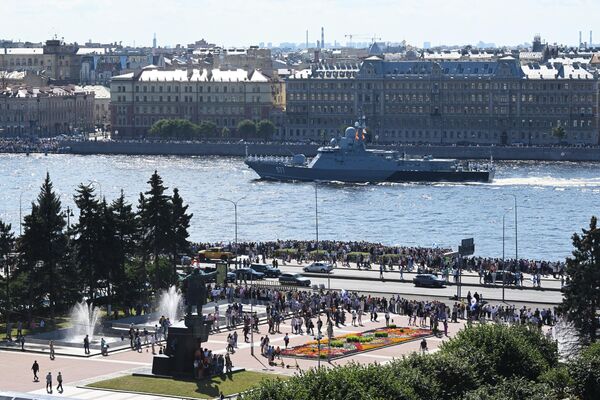 Navio ligeiro de mísseis Sovetsk no desfile naval em São Petersburgo por ocasião ao Dia da Marinha da Rússia. - Sputnik Brasil