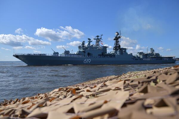 Navio pesado antissubmarino Severomorsk no desfile por ocasião ao Dia da Marinha russa no golfo da Finlândia, em Kronstadt. - Sputnik Brasil