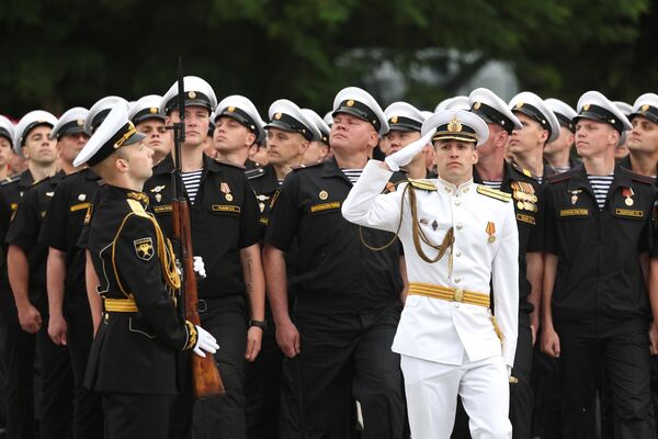 Marinheiros no desfile solene comemorativo do Dia da Marinha da Rússia na cidade de Baltiysk, região de Kaliningrado. - Sputnik Brasil
