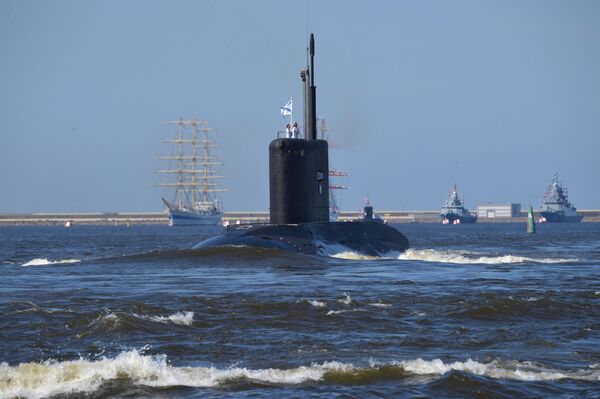 Submarino Dmitrov no desfile naval dedicado ao Dia da Marinha no golfo da Finlândia. - Sputnik Brasil