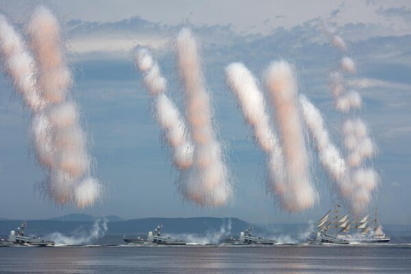 Navios durante o desfile do Dia da Marinha da Rússia em Vladivostok. - Sputnik Brasil