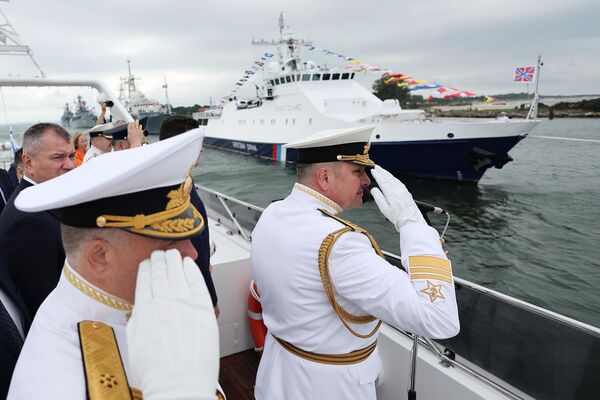 Comandante da Frota do Báltico russa, Vladimir Vorobyev (à direita), abre o desfile por ocasião do Dia da Marinha da Rússia em Baltiysk. - Sputnik Brasil