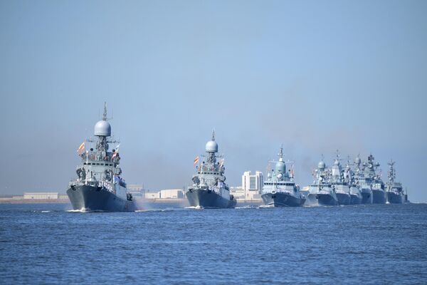 Navios no desfile por ocasião do Dia da Marinha da Rússia nas águas do golfo da Finlândia, em Kronstadt. - Sputnik Brasil