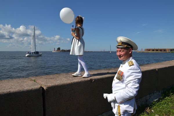 Espectadores no desfile dedicado ao Dia da Marinha em Kronstadt, Rússia. - Sputnik Brasil