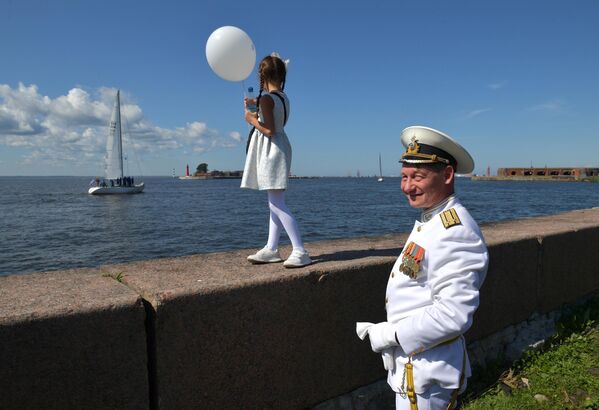 Espectadores no desfile dedicado ao Dia da Marinha em Kronstadt, Rússia. - Sputnik Brasil