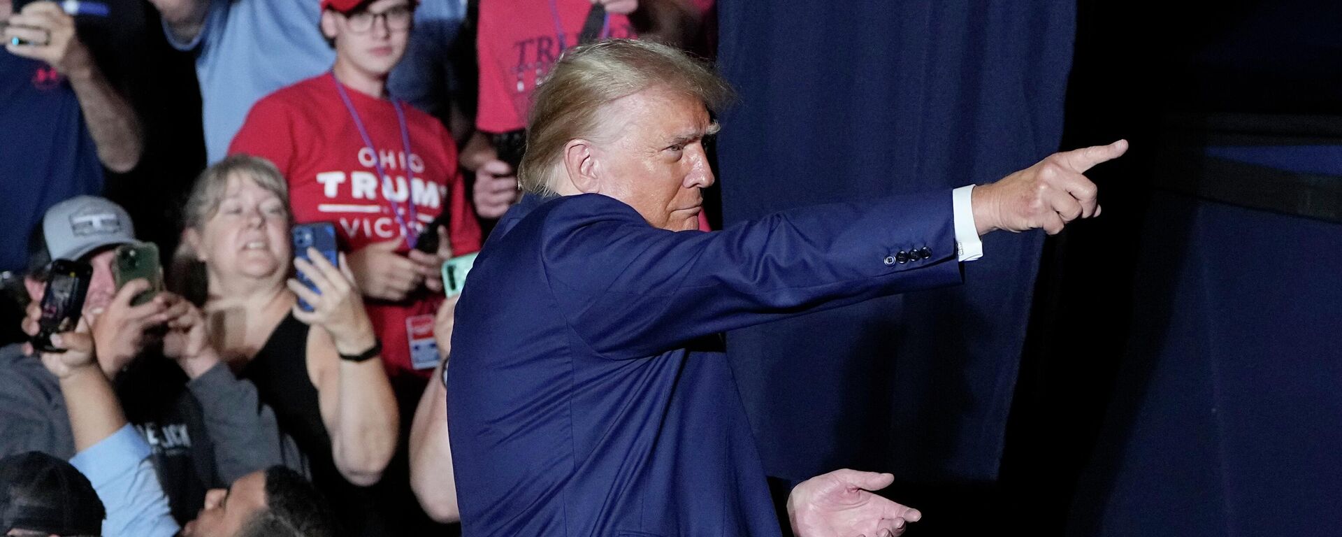 Donald Trump, ex-presidente dos EUA, deixa comício eleitoral em Erie, Pensilvânia, EUA, 29 de julho de 2023 - Sputnik Brasil, 1920, 30.07.2023