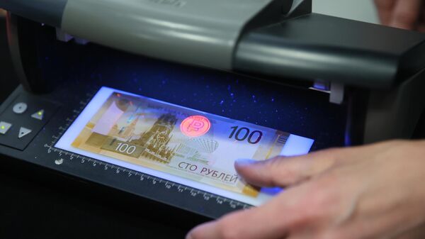 Nova nota de 100 rublos é exibida durante coletiva de imprensa em Moscou, na Rússia - Sputnik Brasil