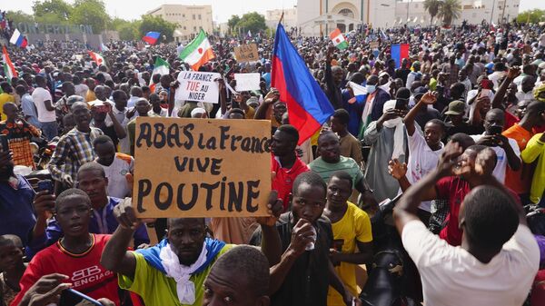 Nigerinos participam de ação convocada por apoiadores do general Abdourahamane Tchiani, presidente da junta militar que deu um golpe de Estado no Níger. Niamey, 30 de julho de 2023 - Sputnik Brasil