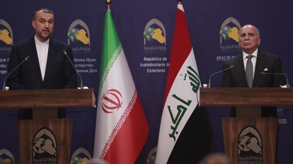 Hossein Amir-Abdollahian (à esquerda) e Fuad Hussein (à direita), ministros das Relações Exteriores do Irã e do Iraque, respectivamente, realizam coletiva de imprensa conjunta em Bagdá, Iraque, 22 de fevereiro de 2023 - Sputnik Brasil