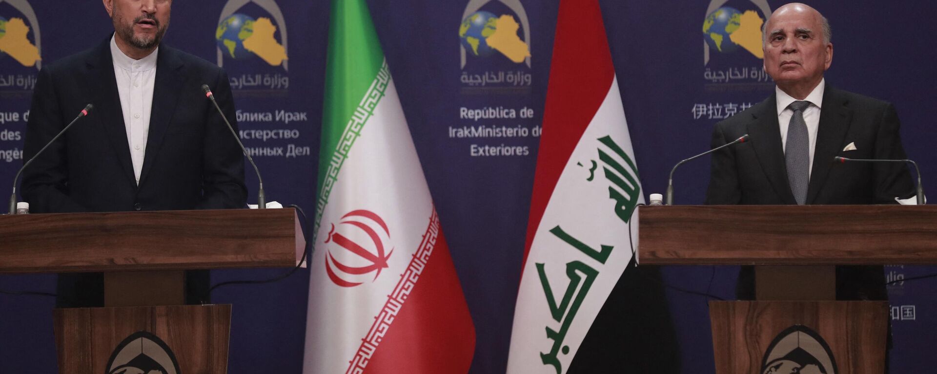 Hossein Amir-Abdollahian (à esquerda) e Fuad Hussein (à direita), ministros das Relações Exteriores do Irã e do Iraque, respectivamente, realizam coletiva de imprensa conjunta em Bagdá, Iraque, 22 de fevereiro de 2023 - Sputnik Brasil, 1920, 31.07.2023