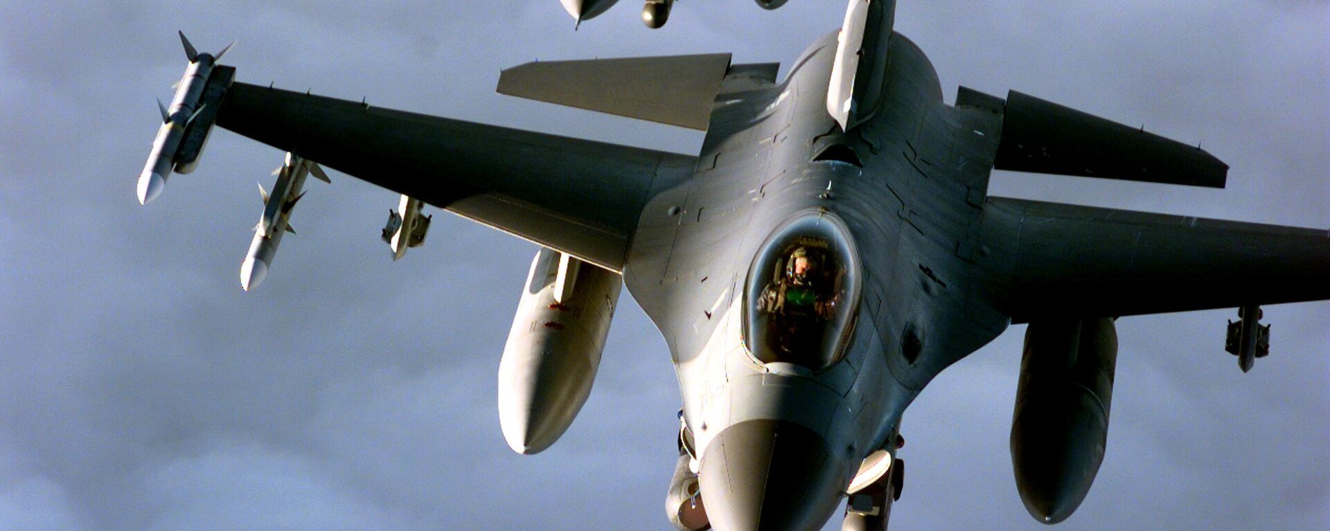 Dois F-16 Fighting Falcons da Força Aérea dos EUA voam em formação durante uma missão de apoio à Operação Allied Force da OTAN, 20 de abril de 1999 - Sputnik Brasil, 1920, 20.01.2024