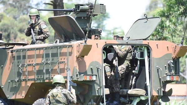 Soldados do Exército Brasileiro em um veículo blindado Guarani durante um exercício - Sputnik Brasil