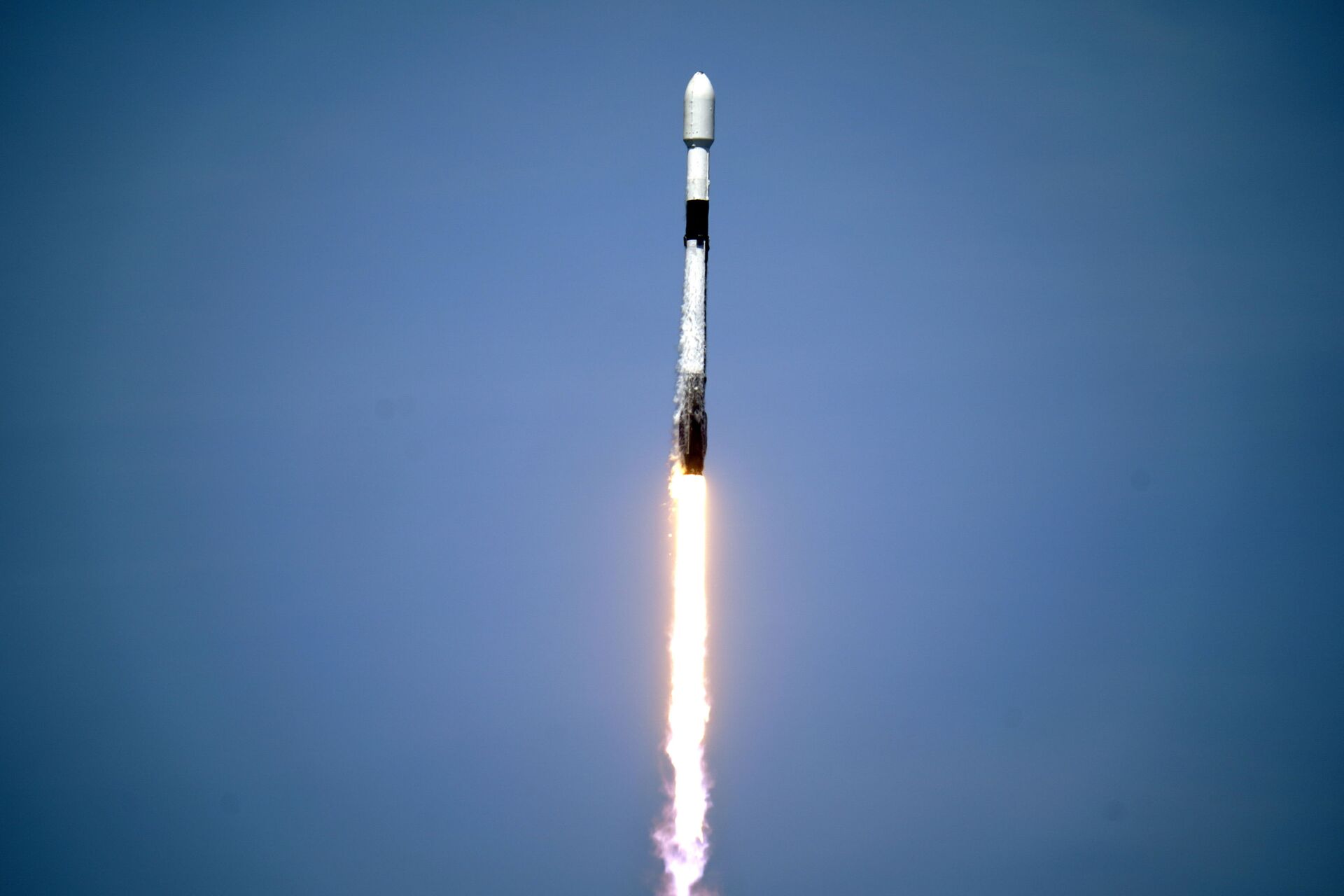 Um foguete SpaceX Falcon 9 com o 26º lote de aproximadamente 60 satélites para a rede de banda larga Starlink da SpaceX decola da plataforma 39A no Kennedy Space Center em Cabo Canaveral, Flórida, 4 de maio de 2021 - Sputnik Brasil, 1920, 01.08.2023