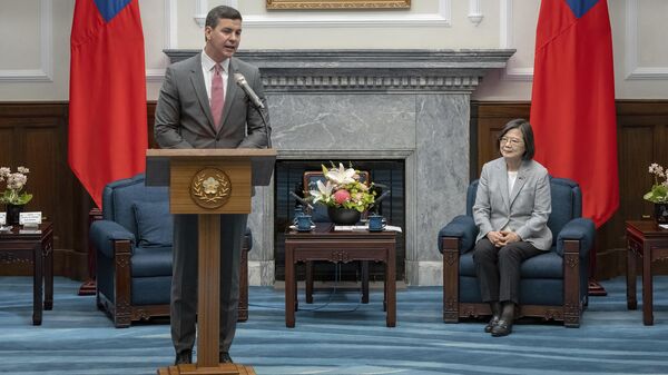 O presidente eleito do Paraguai, Santiago Pena, à esquerda, fala durante uma reunião com a presidente de Taiwan, Tsai Ing-wen, em Taipei, Taiwan, 12 de julho de 2023 - Sputnik Brasil