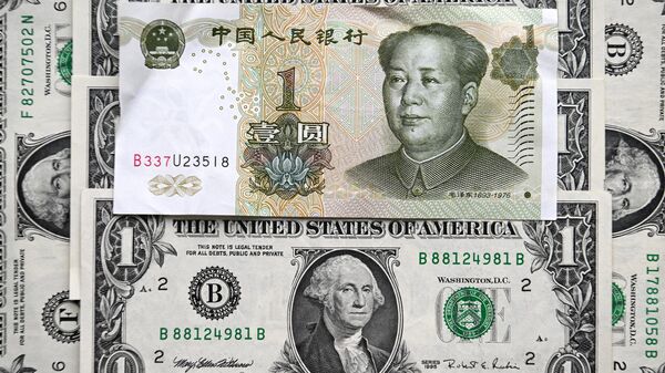 Esta fotografia tirada em 9 de fevereiro de 2023 mostra uma nota de yuan chinês e notas de dólar americano em Moscou - Sputnik Brasil