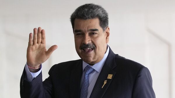 O presidente da Venezuela, Nicolás Maduro, acena ao chegar para a Cúpula Sul-Americana, no Palácio Itamaraty, em Brasília. Brasil, 30 de maio de 2023 - Sputnik Brasil
