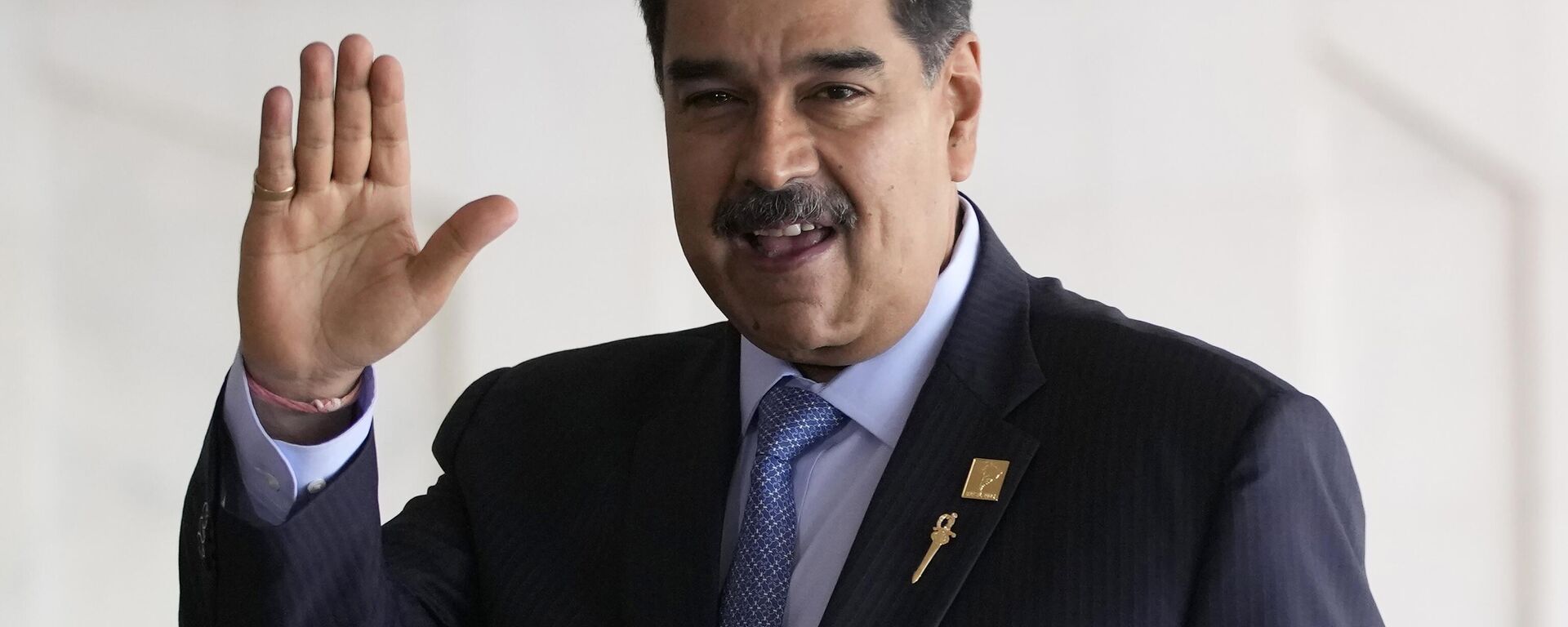 O presidente da Venezuela, Nicolás Maduro, acena ao chegar para a Cúpula Sul-Americana, no Palácio Itamaraty, em Brasília. Brasil, 30 de maio de 2023 - Sputnik Brasil, 1920, 05.10.2023