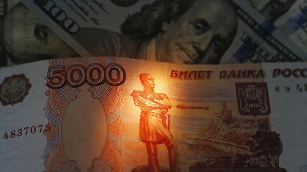 Notas de dólares americanos e rublos - Sputnik Brasil