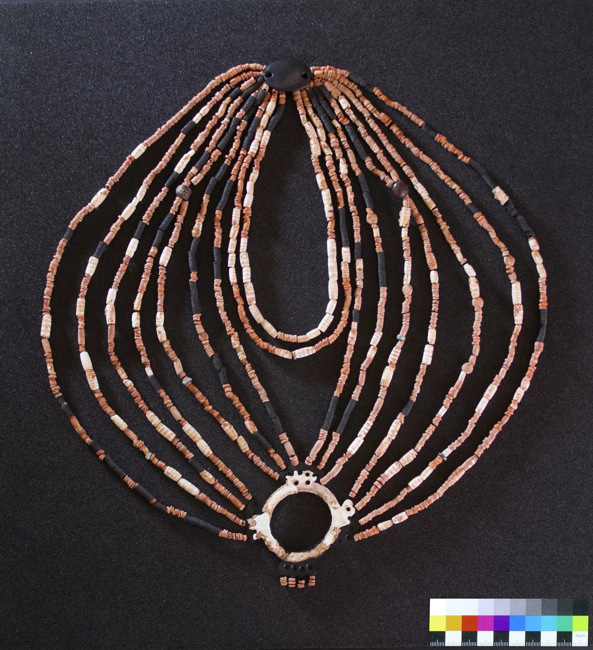 Reconstrução física final do colar, exposto no novo museu de Petra, na Jordânia - Sputnik Brasil, 1920, 03.08.2023